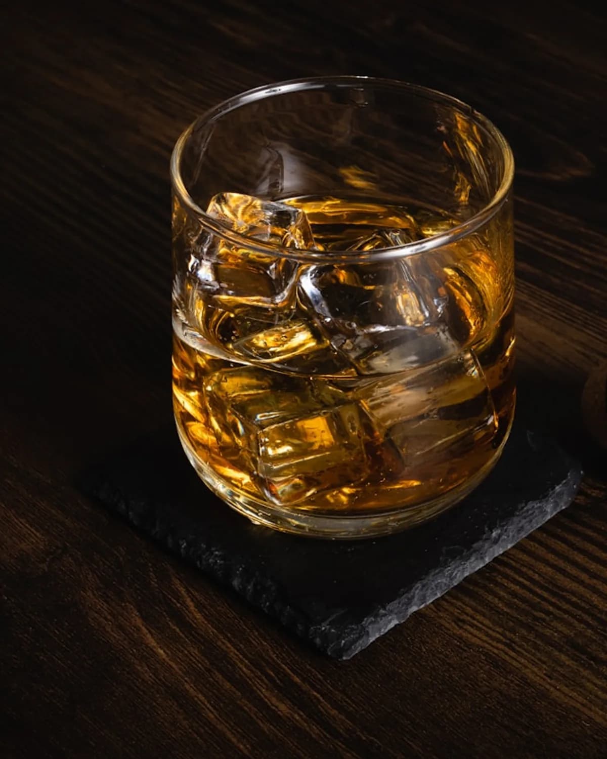 Whisky auf Eis, sinnbildlich für unsere Spirituosen und Longdrinks