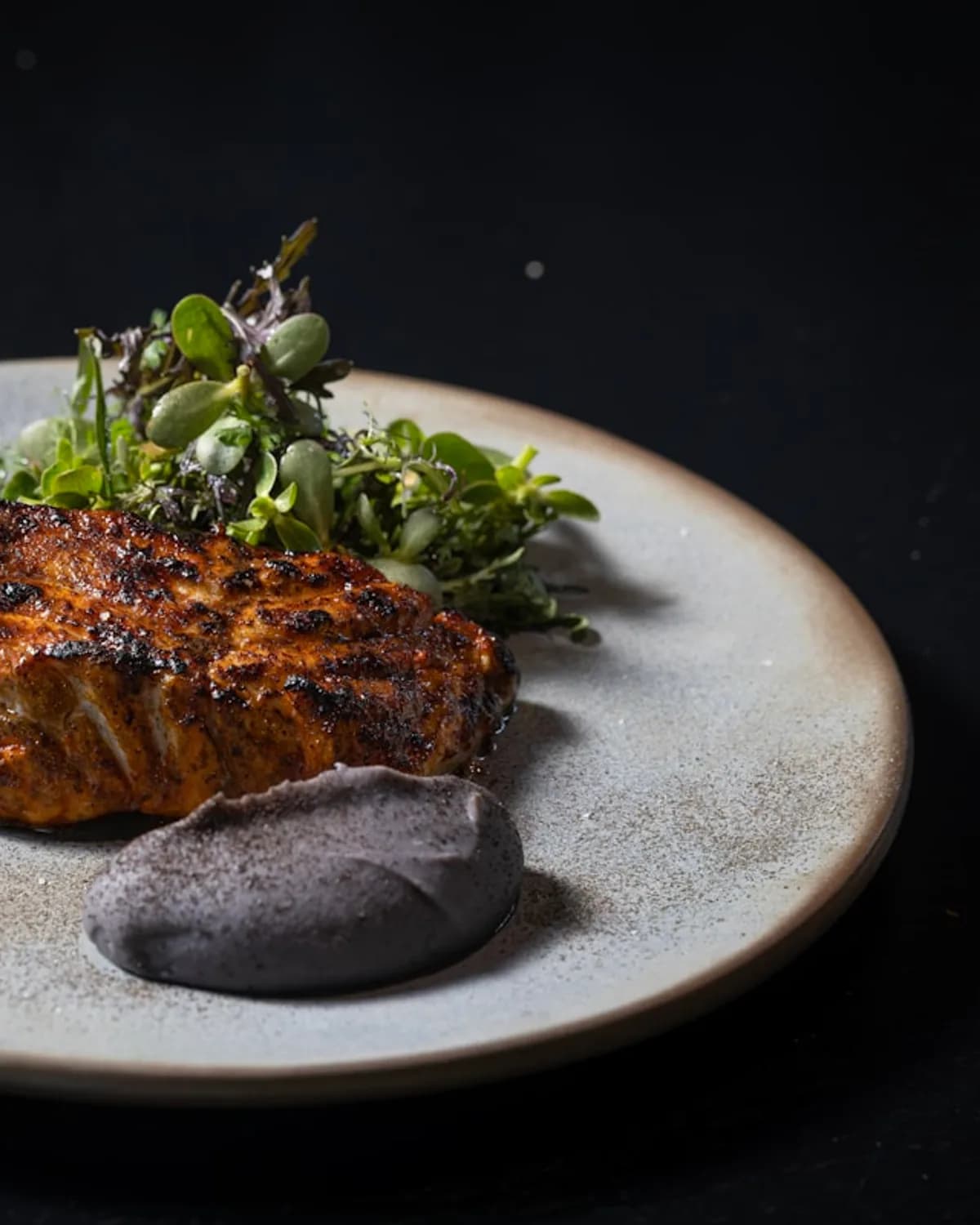 Gegrilltes Fischfilet mit Kräutern, sinnbildlich für unsere Fischgerichte